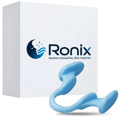 Dilatador nasal de silicona azul Ronix™ AirFlow apoyado frente a su caja de presentación con el logo y el lema "Noches tranquilas, días mejores"