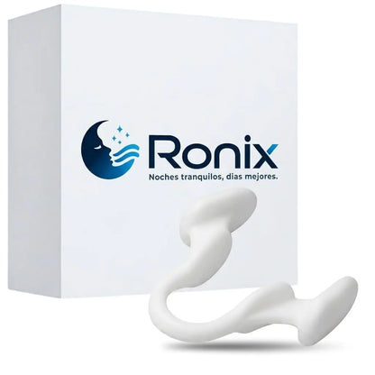 Dilatador nasal de silicona blanca Ronix™ AirFlow apoyado frente a su caja de presentación con el logo y el lema "Noches tranquilas, días mejores"