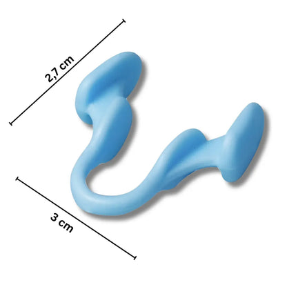 Dilatador nasal de silicona azul Ronix™ AirFlow sobre fondo blanco con indicaciones de sus dimensiones: 2,7 cm de ancho y 3 cm de largo