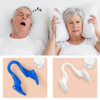 Hombre mayor roncando mientras duerme junto a su pareja que cubre sus oídos con la almohada, y dilatadores nasales Ronix™ AirFlow en azul y blanco con su estuche