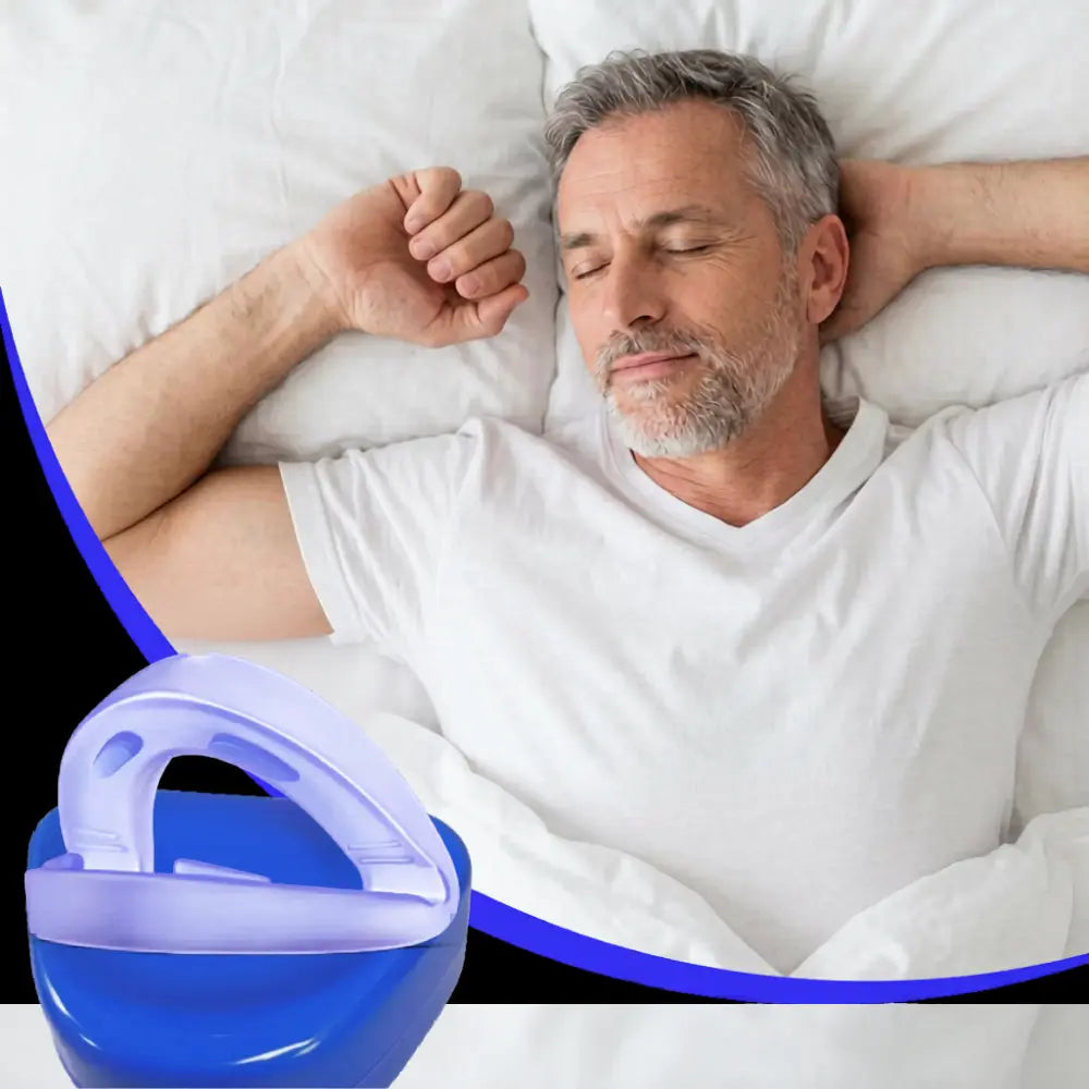 Hombre durmiendo profundamente con Ronix NightFit dispositivo antirronquidos de avance mandibular para eliminar el ronquido
