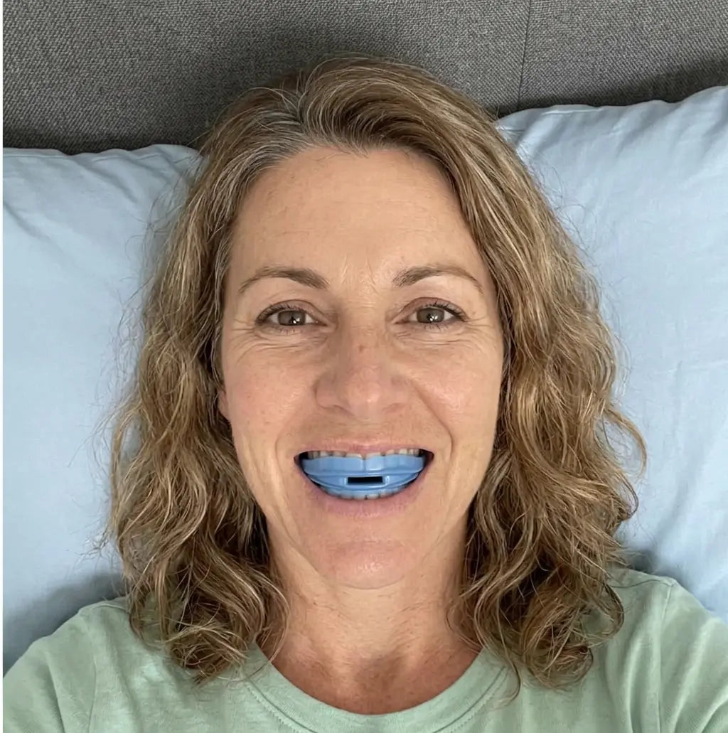 Mujer usando Ronix NightFit dispositivo antirronquidos en la boca para eliminar el ronquido y mejorar la calidad del sueño
